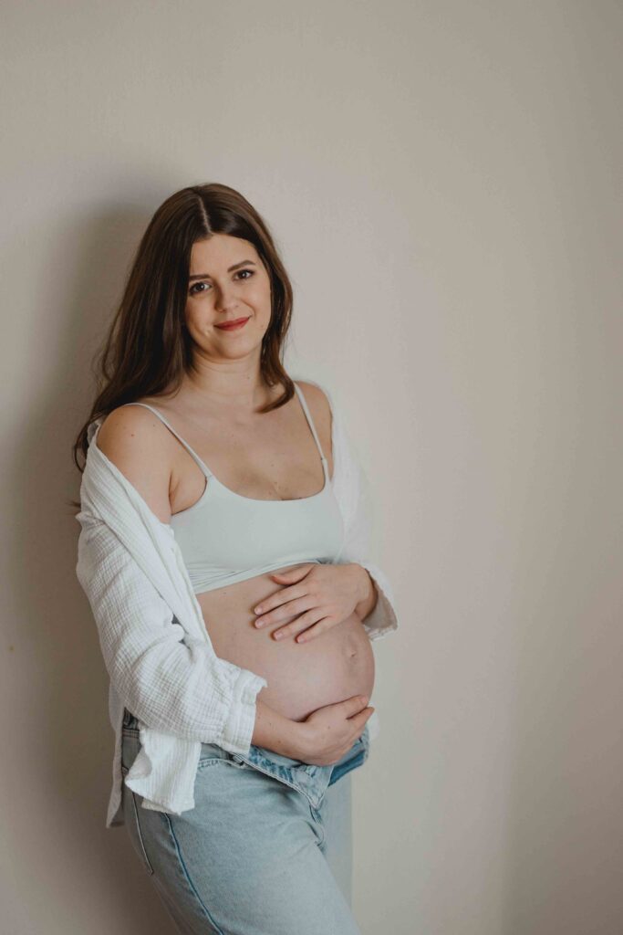 tehotenske fotenie s riflami a bluzkou